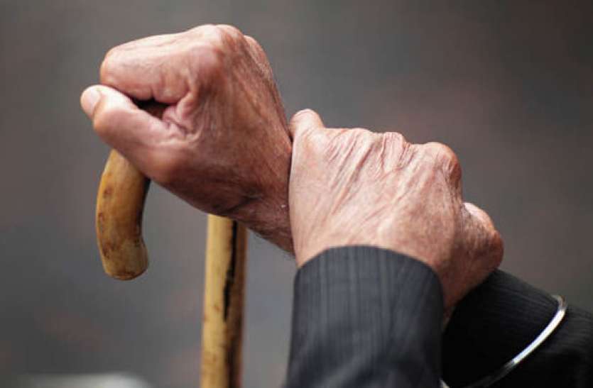 old age महाराष्ट्र: माता-पिता की देखभाल न करने पर दी सजा, सात कर्मियों का 30 फीसदी वेतन कटा
