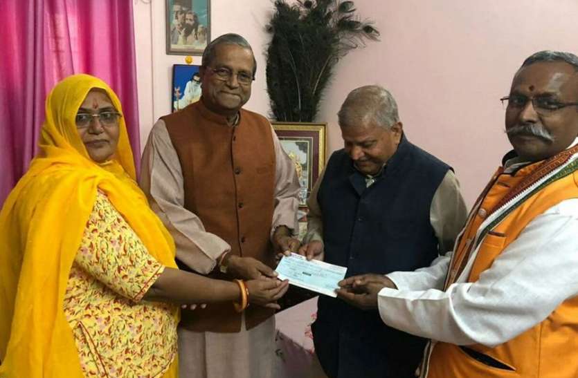 जेएनवीयू के पूर्व कुलपति ने सौंपा 1.21 लाख का चेक जेएनवीयू के पूर्व कुलपति ने सौंपा 1.21 लाख का चेक