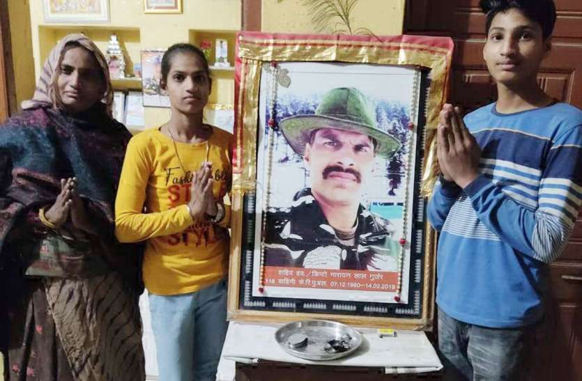 आज भी पापा की कोई चीज टटोलते हैं तो आंखों में तैर जाता उनका मुस्कुराता चेहरा आज भी पापा की कोई चीज टटोलते हैं तो आंखों में तैर जाता उनका मुस्कुराता चेहरा