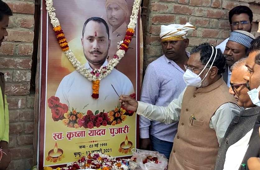 sp_delegation_in_jaunpur.jpg कृष्णा यादव के परिवार से मिला समाजवादी पार्टी प्रतिनिधि मंडल, हिरासत में मौत की जांच हाईकोर्ट के जज से कराने की मांग