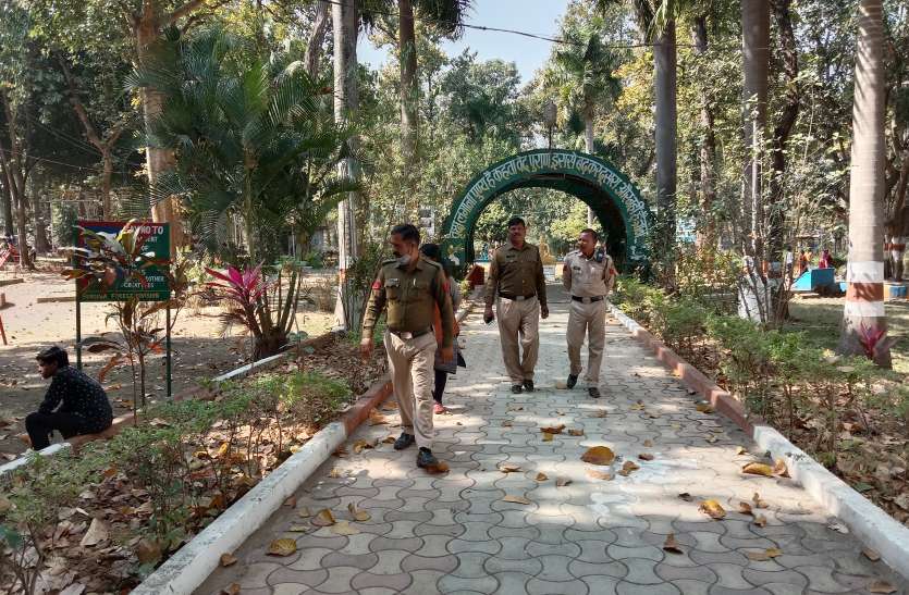 पुलिस के कड़े पहरे के बीच शहर के पार्कों में प्रेमी जोड़ों ने मनाया वेलेंटाइन डे पुलिस के कड़े पहरे के बीच शहर के पार्कों में प्रेमी जोड़ों ने मनाया वेलेंटाइन डे
