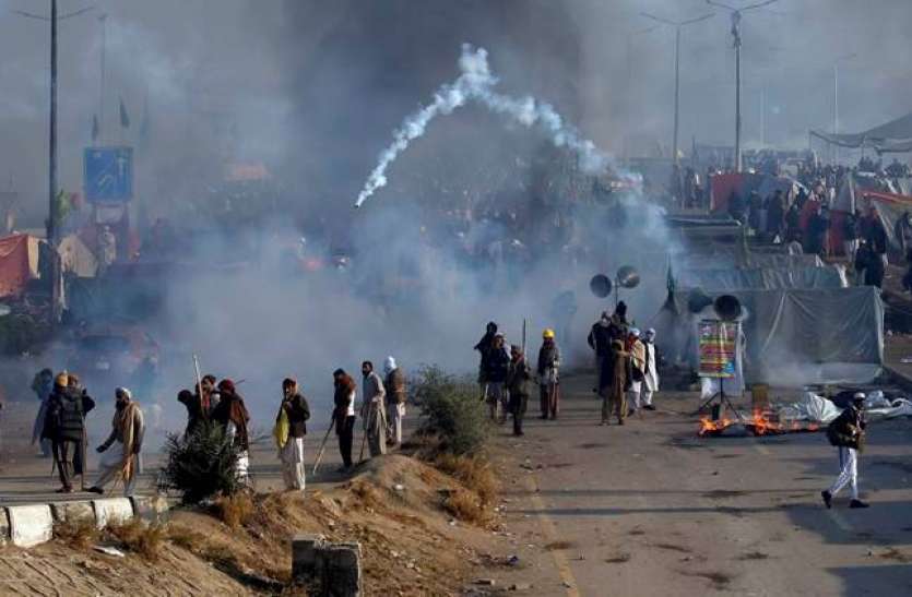 Fired little tear gas on govt employees to test it, says Pak minister PAK मंत्री का बेतुका बयान, कहा- ‘बहुत दिन से रखे थे आंसू गैस के गोले, इसलिए प्रदर्शनकारियों पर किया गया टेस्ट’