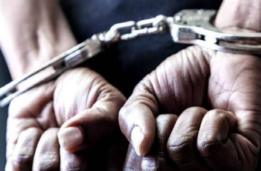 arrested_1.jpg मोबाइल चोरों के गिरोह का पर्दाफॉश, तीन बदमाश गिरफ्तार, कई मोबाइल बरामद