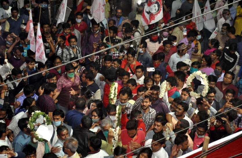 पश्चिम बंगाल में पुलिस लाठीचार्ज में घायल हुए माकपा कार्यकर्त्ता की अस्पताल में मौत, मचा बवाल पश्चिम बंगाल में पुलिस लाठीचार्ज में घायल हुए माकपा कार्यकर्त्ता की अस्पताल में मौत, मचा बवाल