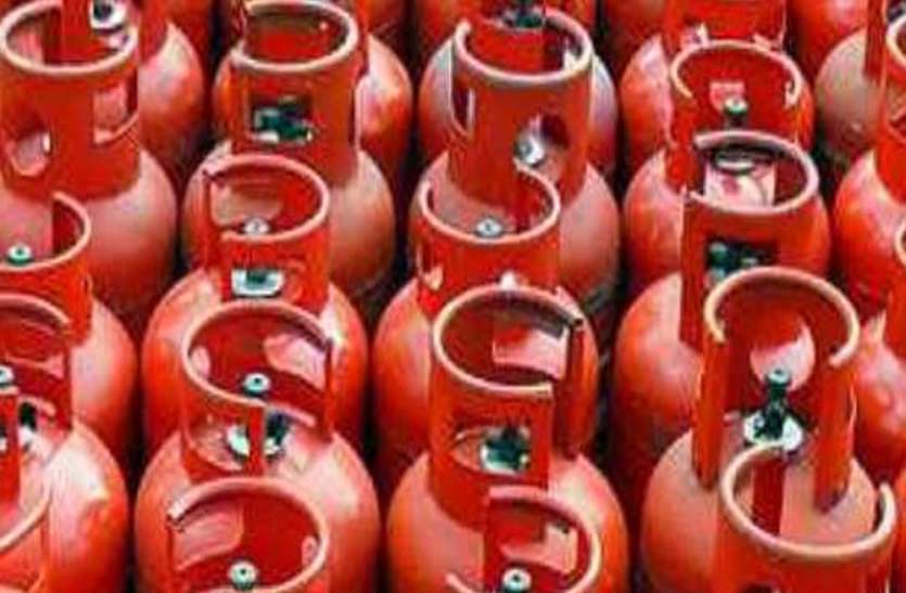 यूपी में घरेलू रसोई गैस सिलेंडर आज से हुआ महंगा, दाम में 50 रुपए की बढ़ोत्तरी गैस सिलेंडर के बढ़े दाम ने मध्यवर्गीय परिवार की तोड़ी कमर