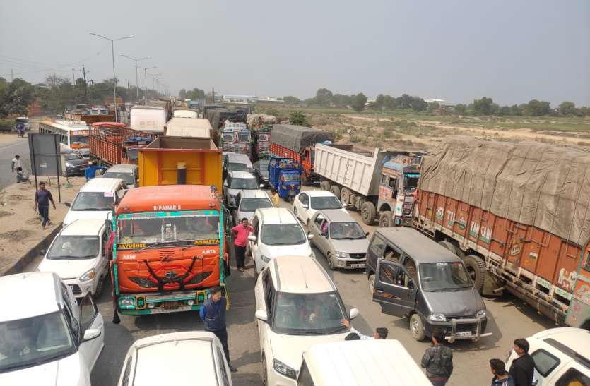 फास्टैग अनिवार्य: १० किमी तक लगी वाहनों की लंबी कतार फास्टैग हुआ अनिवार्य: 10 किमी तक लग गई लंबी-लंबी कतारें, घंटों परेशान हुए लोग