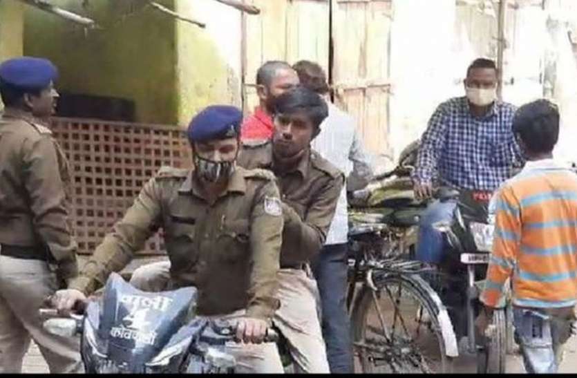 Junkies with police personnel who went to take action of cow dynasty, case registered against 10 people गोवंश की कार्रवाई करने गए पुलिस जवानों के साथ झूमाझटकी, 10 लोगों के खिलाफ मामला दर्ज