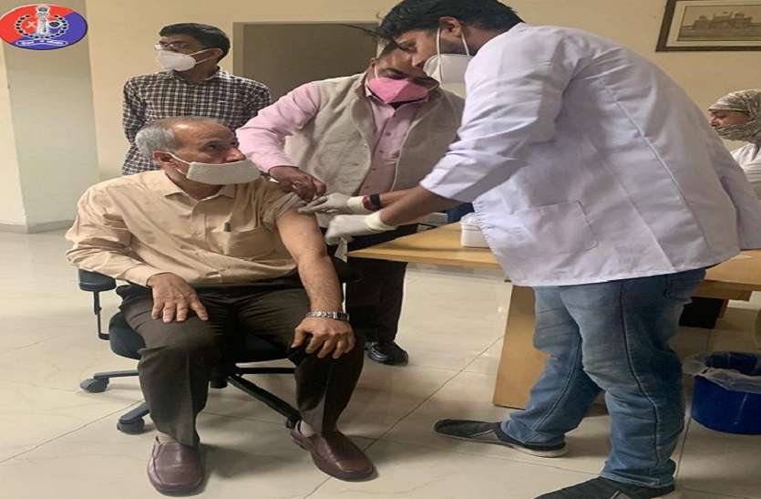 dig-dgp-lathar.jpg डीजीपी एम.एल.लाठर ने लगाई कोविड वैक्सीन