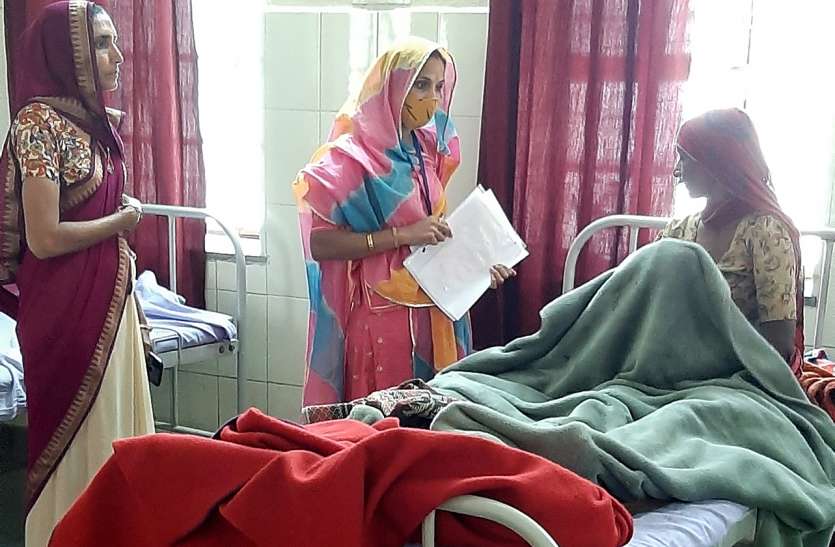 प्रसूताओं को दी योजनाओं की जानकारी, बेटियों के जन्म पर बधाई प्रसूताओं को दी योजनाओं की जानकारी, बेटियों के जन्म पर बधाई