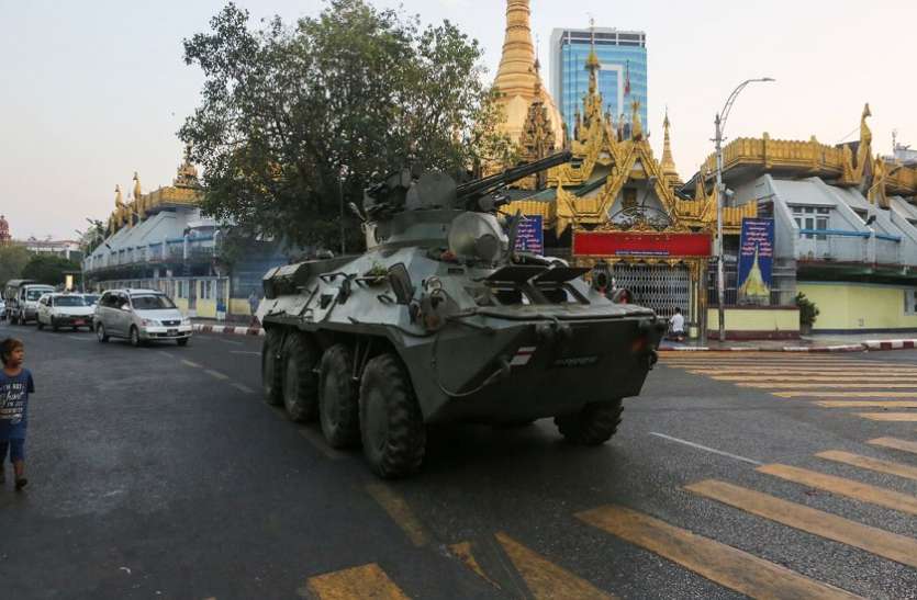 myanmar.jpg म्यांमार तख्तापलट: चीन के खिलाफ सड़कों पर उतरे लोग, सेना ने तैनात किए टैंक
