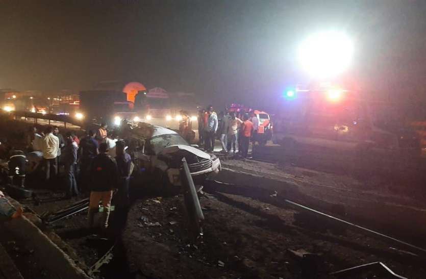 Mumbai-Pune Expressway collision between several vehicles, 5 death मुंबई-पुणे एक्सप्रेसवे पर कई वाहनों के बीच टक्कर, पांच लोगों की मौत