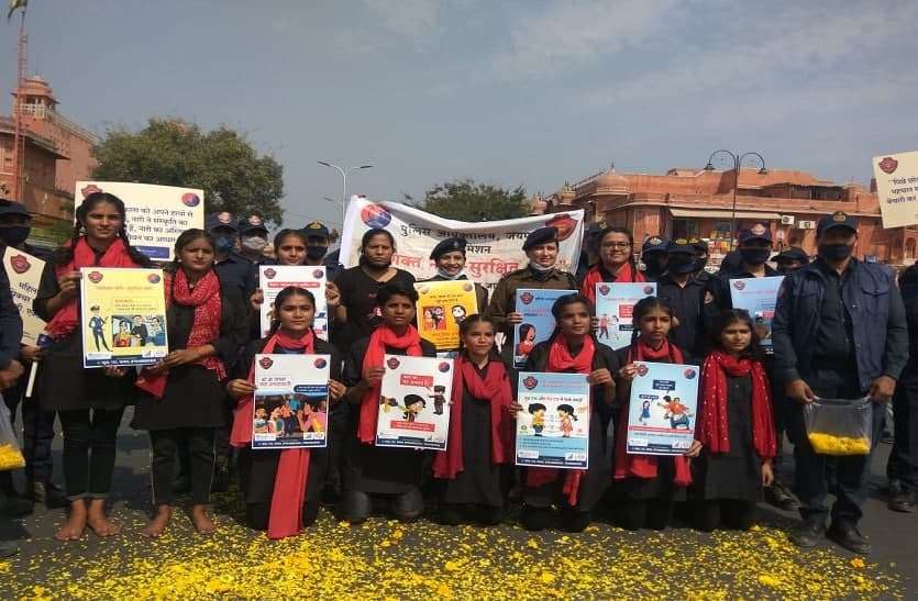 पोस्टर से जागरूकता का संदेश देते हुए। महिलाएं अपराधों के प्रति मूकदर्शक नहीं बनें, अपनी चुप्पी तोड़ें