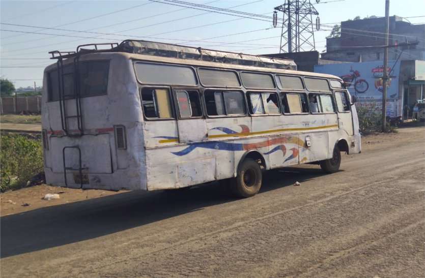 Passengers forced to travel by knocked buses putting their lives at risk जान जोखिम में डाल खटारा बसों से यात्रा करने मजबूर यात्री