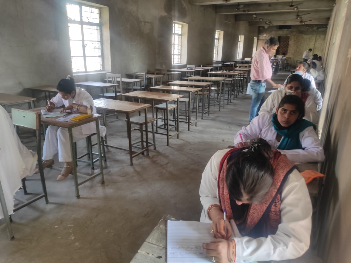 पढ़ाई का समय आया तो रख दिया नर्सिंग का परीक्षा केन्द्र