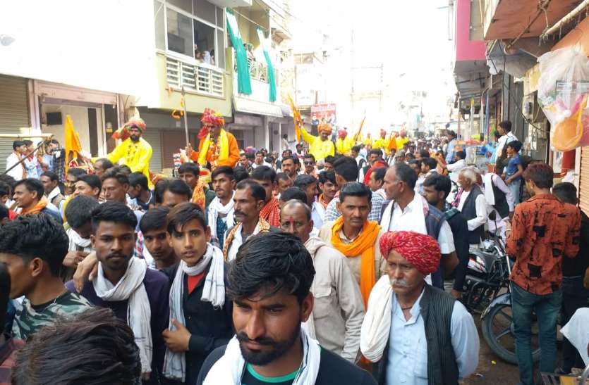 भगवान देवनारायण की जयंती पर निकाली शोभायात्रा भगवान देवनारायण की जयंती पर निकाली शोभायात्रा