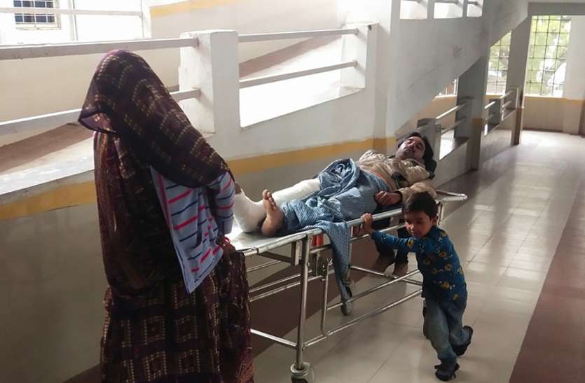 जिला चिकित्सालय की खराब लिफ्ट बनी मरीजों की परेशानी का सबब जिला चिकित्सालय की खराब लिफ्ट बनी मरीजों की परेशानी का सबब
