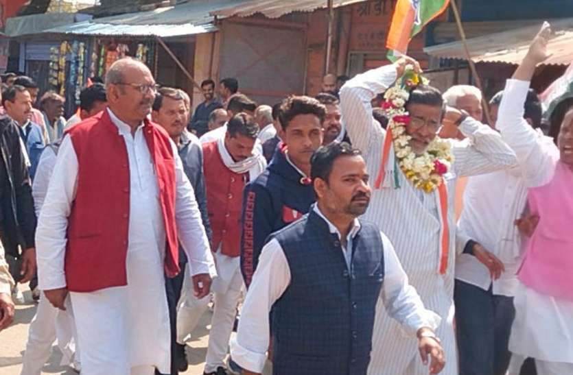 किसानों के समर्थन में कांग्रेस नेताओं ने किया पैदल मार्च किसानों के समर्थन में कांग्रेस नेताओं ने किया पैदल मार्च