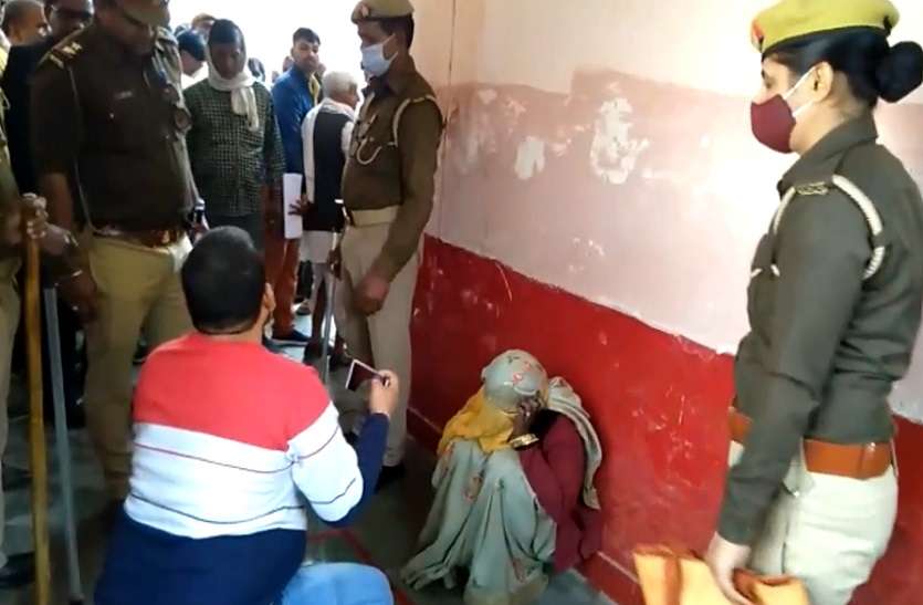 1_5.jpg सीओ के सामने ही महिला ने किया आत्मदाह का प्रयास, मचा हड़कंप