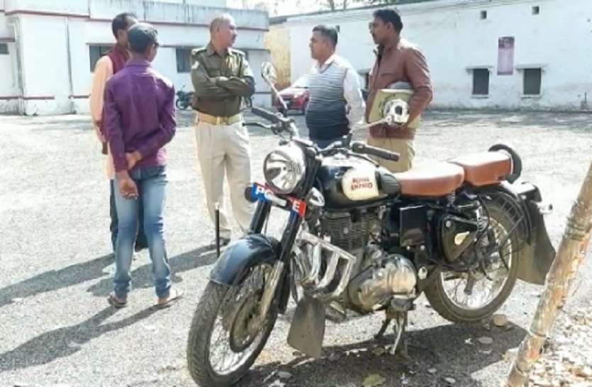 1_6.jpg गोवंशों से भरे ट्रक चालक ने पुलिसकर्मी को कुचलने का किया प्रयास, दो गिरफ्तार