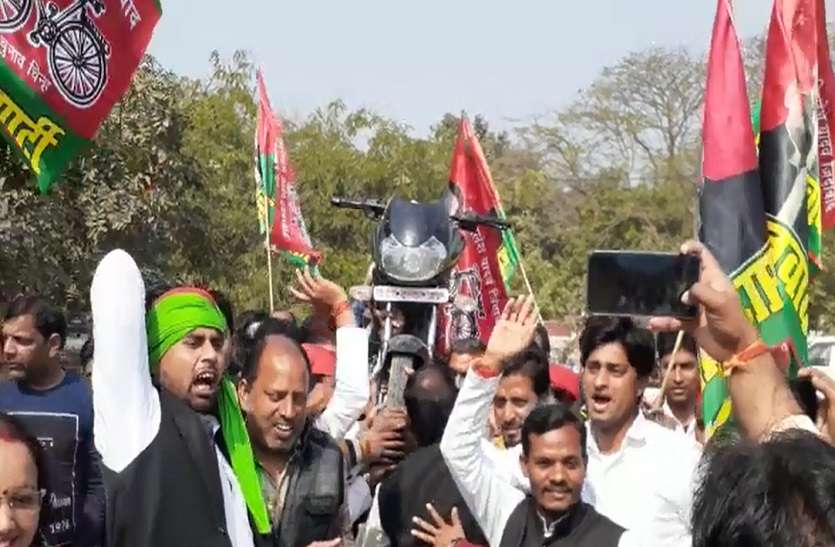 1_9.jpg सपा ने बाइक कंधों पर उठाकर किया पेट्रोल-डीजल पर मंहगाई का विरोध, दी विरोध प्रदर्शन की चेतावनी