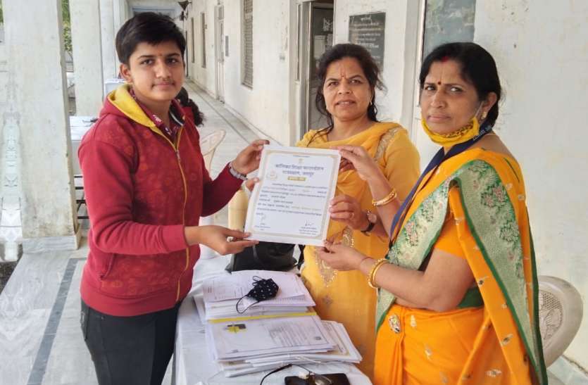 सलोनी गौतम को बालिका प्रोत्साहन पुरस्कार सलोनी गौतम को बालिका प्रोत्साहन पुरस्कार