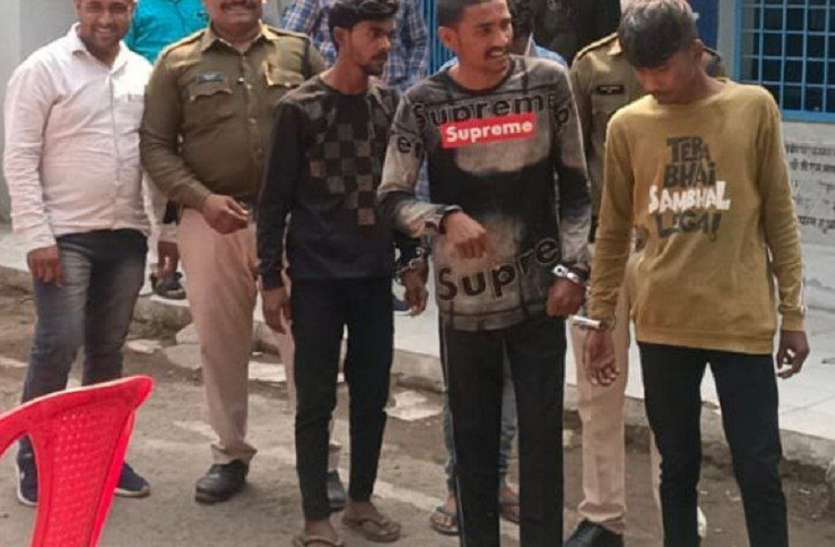 Police arrested four robbery accused भतीजे उदय ने बुआ के घर से चोरी किए थे गहने, कंचन और अन्य साथियों ने बेचने में की थी मदद