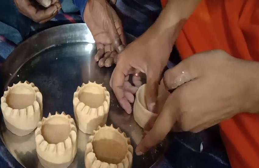 मां नर्मदा को अर्पण को तैयार खास दीपक