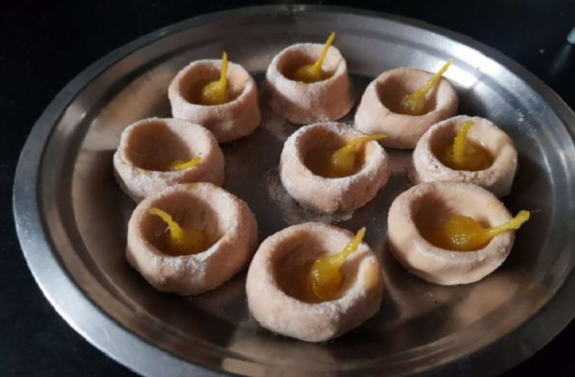 मां नर्मदा को अर्पण को तैयार खास दीपक मां नर्मदा के प्राकट्योत्सव के जश्न की तैयारियां जोरों पर, घर-घर तैयार हो रहा ये खास दीपक
