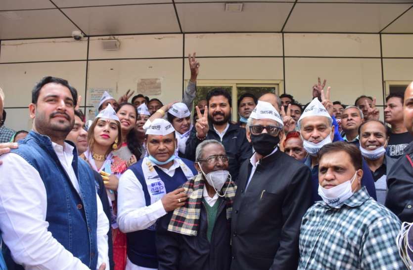After BJP, setback for Congress as many leaders joined AAP in Delhi भाजपा के बाद आप ने दिया कांग्रेस को झटका, पार्षद गुड्डी देवी जाटव समेत कई ने थामी झाड़ू