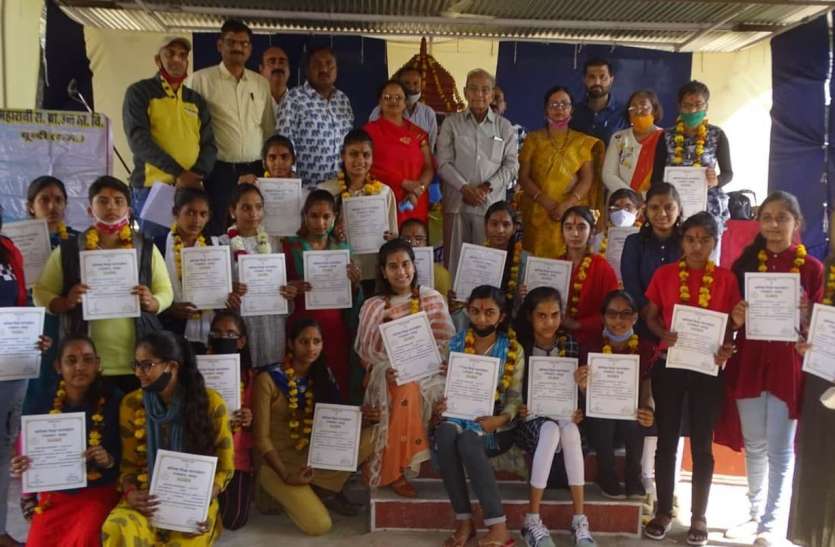होनहार बेटियों को मिला सम्मान, खिले चेहरे होनहार बेटियों को मिला सम्मान, खिले चेहरे