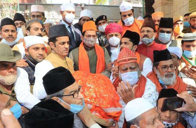 अजमेर में ख्वाजा की दरगाह पर उमड़ा जायरीन का सैलाब,मखमली चादर और गुलदस्ता चढ़ाने में आई तेजी अजमेर में ख्वाजा की दरगाह पर उमड़ा जायरीन का सैलाब,मखमली चादर और गुलदस्ता चढ़ाने में आई तेजी