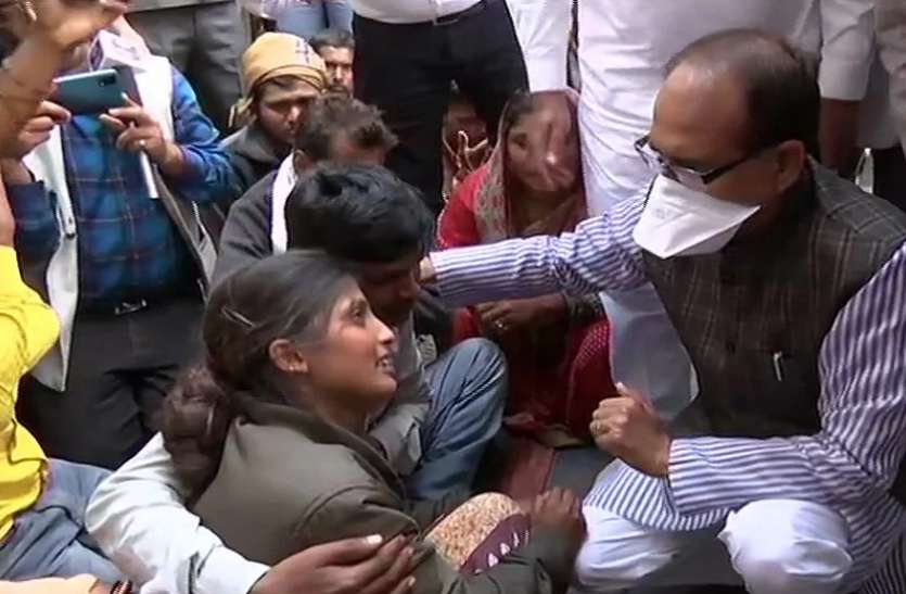 पीड़ितों से मिलते सीएम शिवराज चौहान Sidhi bus accident पीड़ितों से मिल भावुक हुए CM शिवराज सिंह चौहान, बोले...