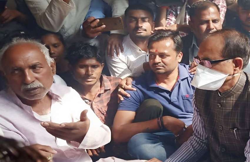 सीधी बस दुर्घटना पीड़ित के घर पहुंचे सीएम शिवराज सिंह चौहान