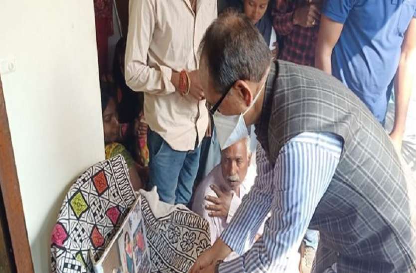 सीधी बस दुर्घटना में मृतकों की तस्वरी पर पुष्पांजलि अर्पित करते सीएम शिवराज सिंह चौहान Sidhi bus accident पीड़ितों के घर पहुंचे CM Shivraj Chauhan