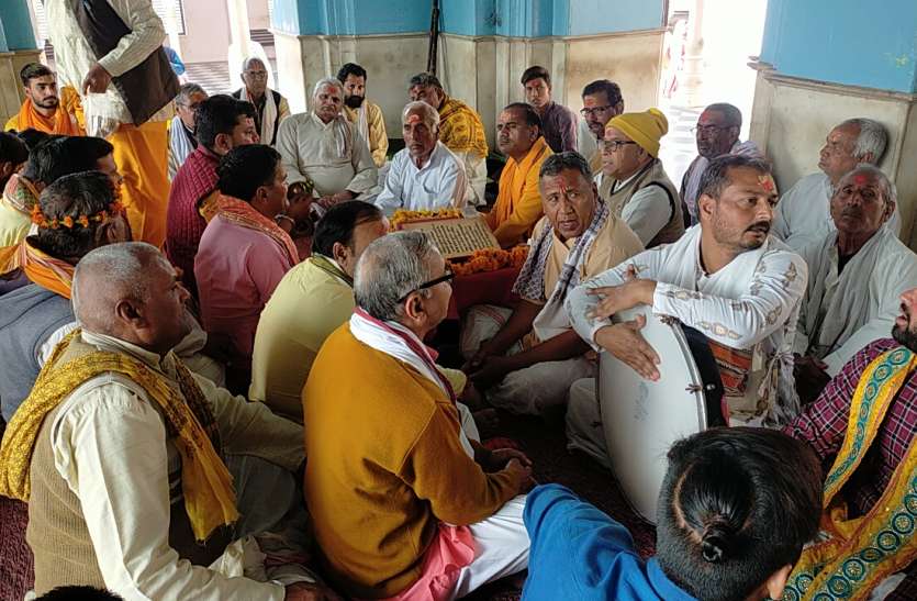 नंद गॉव स्थित नंद भवन में समाज गायन करते मंदिर सेवायत - फ़ोटो - पत्रिका न्यूज़ नेटवर्क नंद भवन में विराजमान राधा माधव ने बसंती पोशाक धारण कर दीये भक्तों को दर्शन