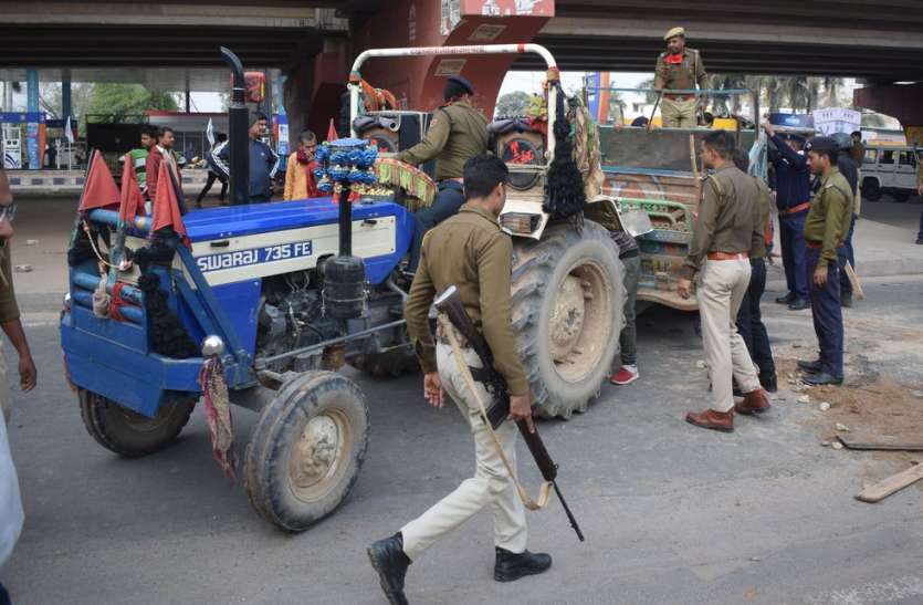 Illegal gravel tractor trolley overturning at high speed, stir at intersection तेज रफ्तार में आ रही अवैध बजरी की ट्रेक्टर ट्राली पलटी, चौराहे पर मचा हड़कंप