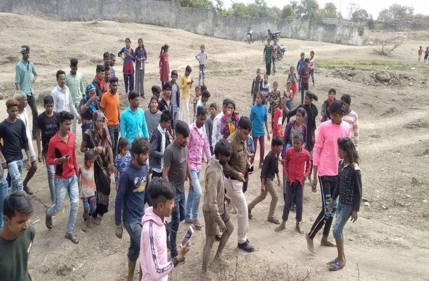 बच्चा चुराने का प्रयास, लोगों ने पकडक़र किया पुलिस के हवाले बच्चा चुराने का प्रयास, लोगों ने पकडक़र किया पुलिस के हवाले