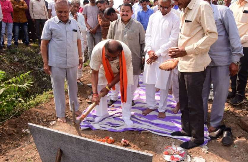 शिलालेख पर सरपंच का नाम ही नहीं, विधायक अलावा भूमिपूजन स्थल से लौटे शिलालेख पर सरपंच का नाम ही नहीं, विधायक अलावा भूमिपूजन स्थल से लौटे