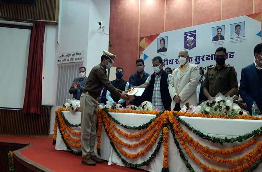 राजस्व वसूलना ही नहीं, वाहन चालकों की सुरक्षा भी हमारी जिम्मेदारी- परिवहन मंत्री राजस्व वसूलना ही नहीं, वाहन चालकों की सुरक्षा भी हमारी जिम्मेदारी- परिवहन मंत्री