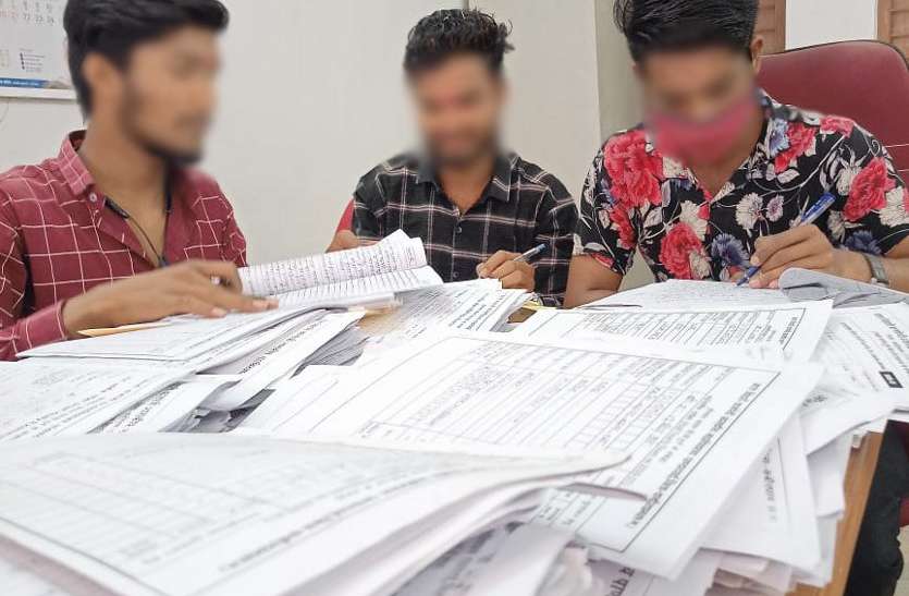 बीए फाइनल ईयर का पेपर जांच रहे फस्ट ईयर के छात्रों का फोटो वायरल बीए फाइनल ईयर का पेपर जांच रहे फस्ट ईयर के छात्रों का फोटो वायरल