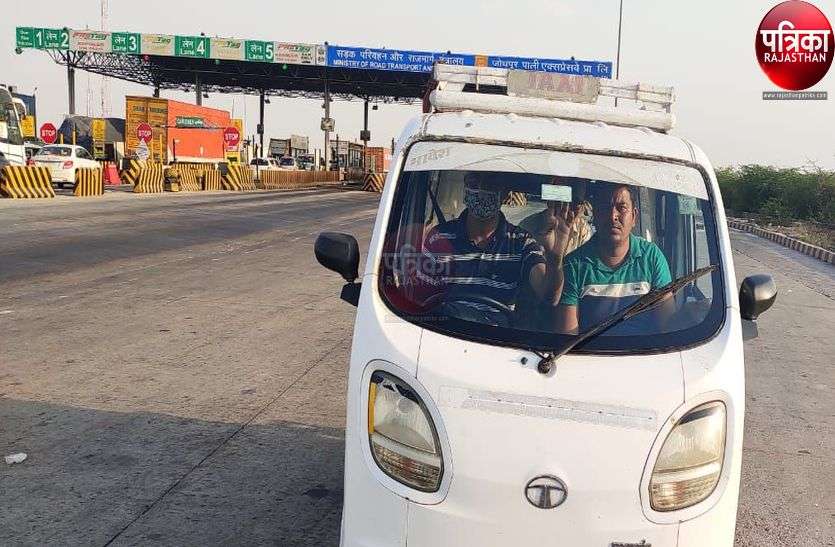 टोल पर सख्ती : बिना फास्टैग वाहनों से दुगुनी राशि वसूली टोल पर सख्ती : बिना फास्टैग वाहनों से दुगुनी राशि वसूली