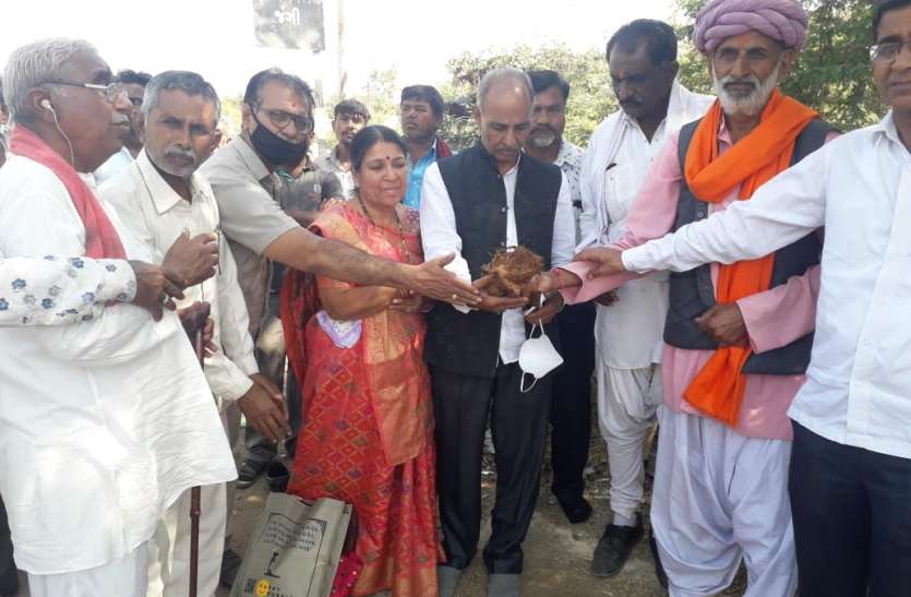 अपने पैतृक गांव में बनवा रहे मुख्य प्रवेश द्वार अपने पैतृक गांव में बनवा रहे मुख्य प्रवेश द्वार