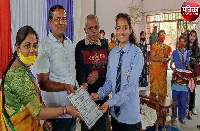 प्रमाण पत्र व पुरस्कार देकर बढ़ाया बच्चियों का मान प्रमाण पत्र व पुरस्कार देकर बढ़ाया बच्चियों का मान
