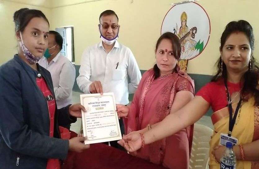 होनहार बेटियों को दिए गार्गी व इंदिरा प्रियदर्शिनी पुरस्कार होनहार बेटियों को दिए गार्गी व इंदिरा प्रियदर्शिनी पुरस्कार