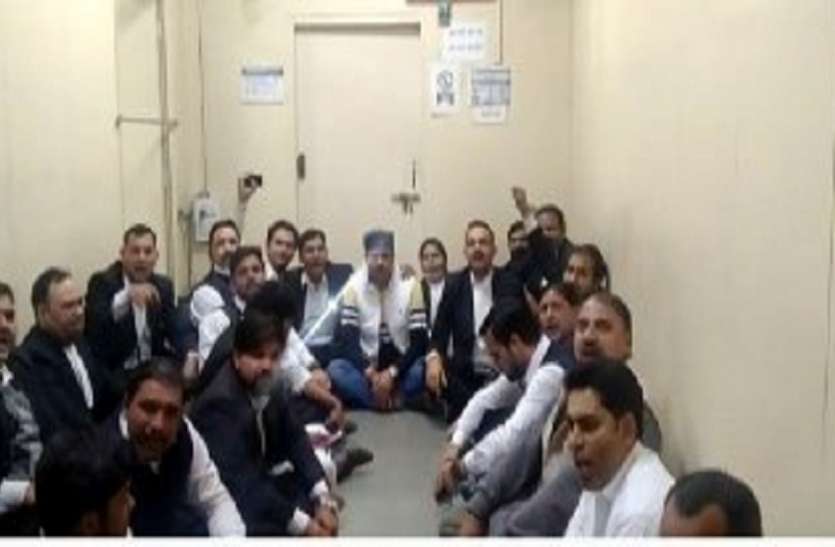 ghazibad.jpg गाजियाबाद में वकीलाें ने खाेला जिलाधिकारी के खिलाफ माेर्चा, जमकर प्रदर्शन