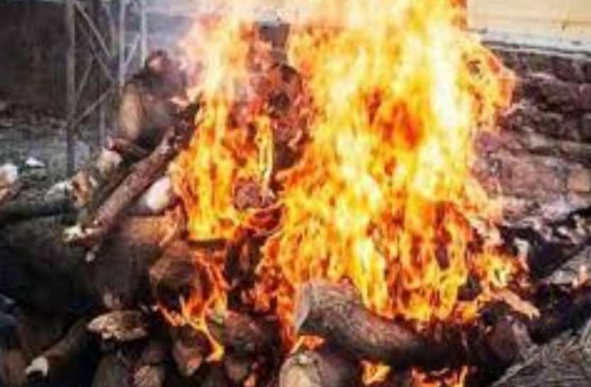 मां की जलती चिता में फेंका बड़े भाई को, लोगों के उड़े होश मां की जलती चिता में फेंका बड़े भाई को, लोगों के उड़े होश