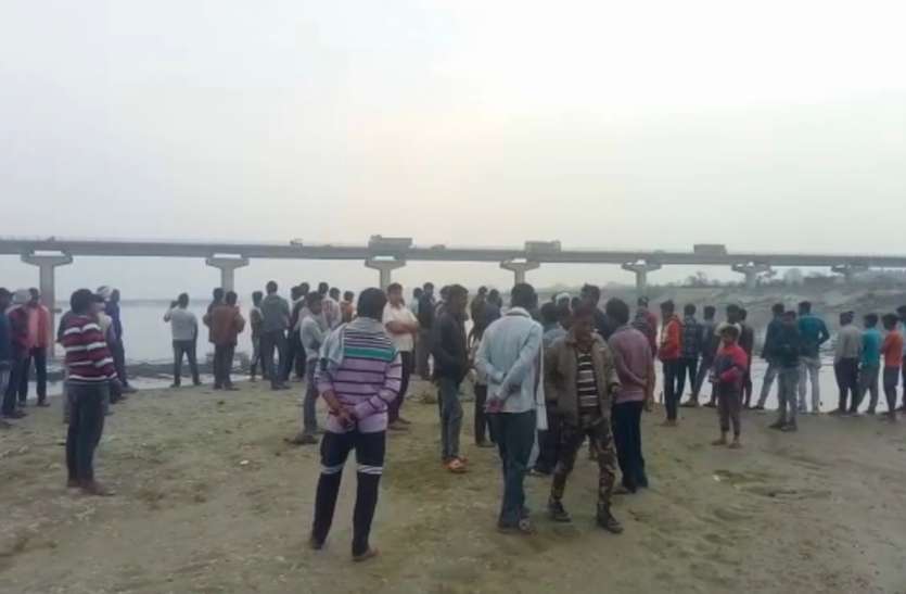 4 students drown in river Ganges in Rae Bareli, three rescued रायबरेली में गंगा नहाने गये 4 छात्र नदी में डूबे, तीन को बचाया गया एक छात्र लापता