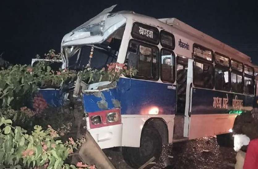 Road accident news in khargone Patrika breaking-कंटेनर में पीछे से घुसी बस, अनियंत्रित होकर डिवाइडर पर चढ़ी, 13 लोग घायल