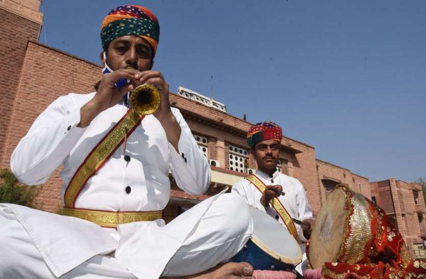 नौ राज्यों के कलाकार कल से करेंगे परम्परागत लोक कलाओं का मनोहारी प्रदर्शन नौ राज्यों के कलाकार कल से करेंगे परम्परागत लोक कलाओं का मनोहारी प्रदर्शन