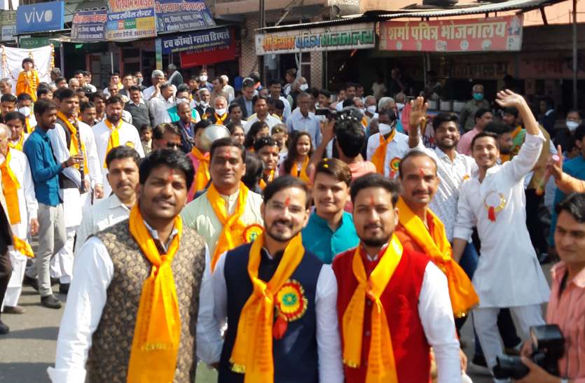 खण्डेलवाल समाज ने निकाली शोभायात्रा खण्डेलवाल समाज ने निकाली शोभायात्रा